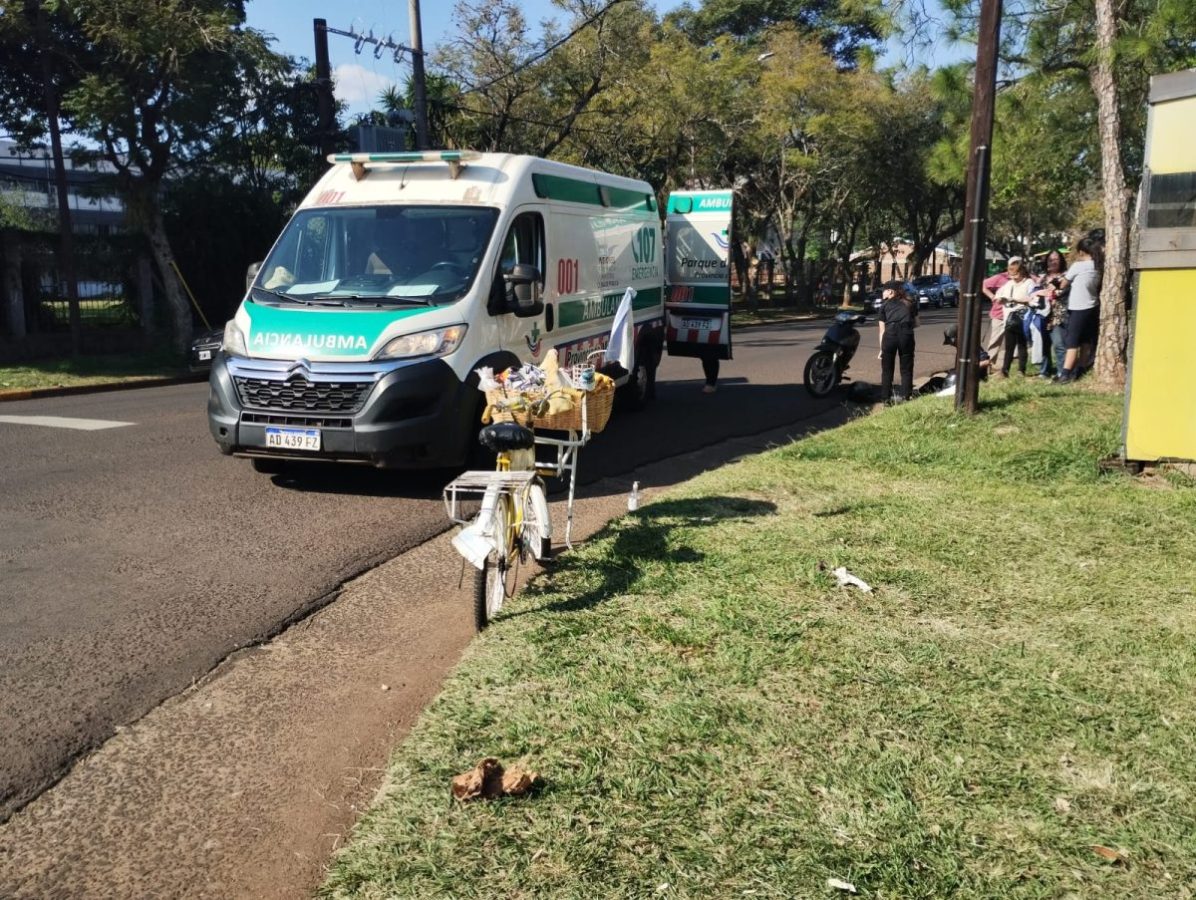 Choque entre una moto y bicicleta terminó con tres lesionados en Posadas