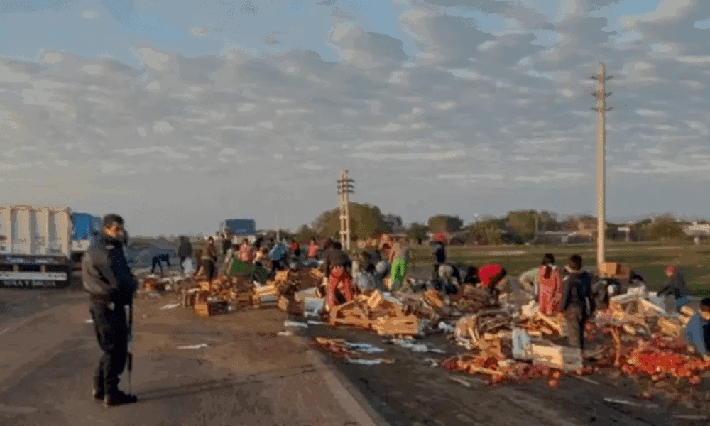 Corrientes: volcó camión de gaseosas y vecinos se llevaron toda la mercadería