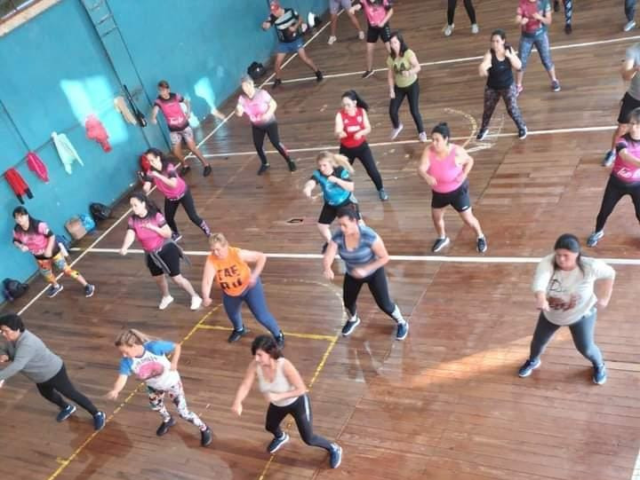 Brindan clases de Tae Bo y fitness de combate para el bienestar físico y emocional