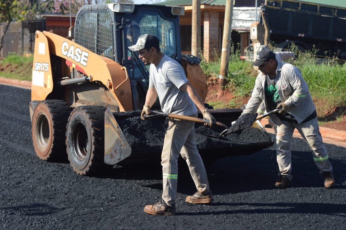 Avanzan los trabajos de asfalto en distintos barrios posadeños 