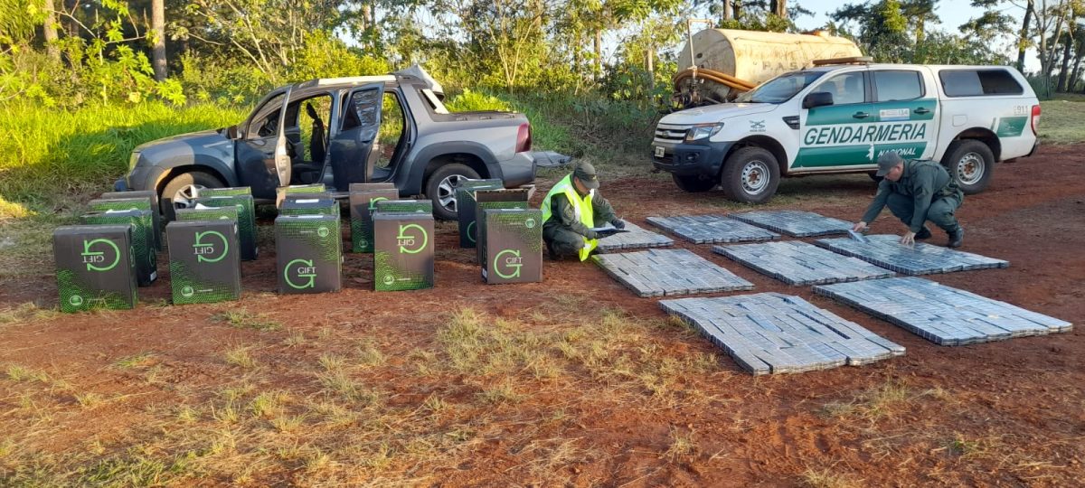 atropellaron un movil de la fuerza e intentaron huir con 56.000 paquetes de cigarrillos ilegales 4 - 3