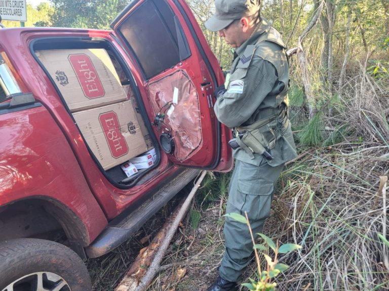 San Ignacio: camioneta atropelló control de Gendarmería e intento huir con cargamento de cigarrillos ilegales