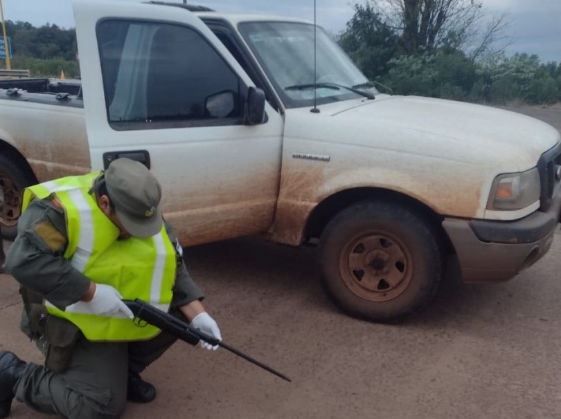 Detuvieron en Alem a un extranjero que circulaba con dinero y armas sin documentación