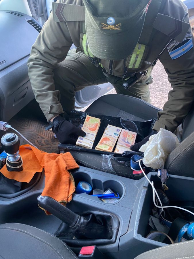 Gendarmería detuvo a un conductor que intentó esconder 17 mil dólares y $300 mil pesos en su auto en Bonpland 2 4 - conductor intento esconder dolares en su cuerpo 2 - 3