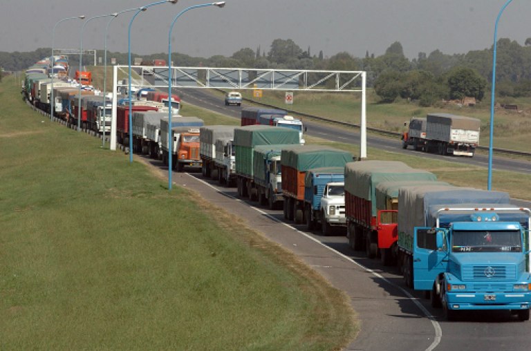 Transportistas de carga iniciaron un paro y podría generar desabastecimiento de productos esenciales