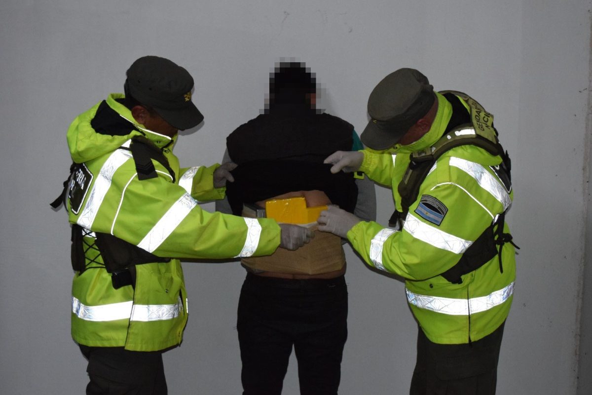 Salió desde Iguazú con droga adherida al cuerpo y quedó detenido