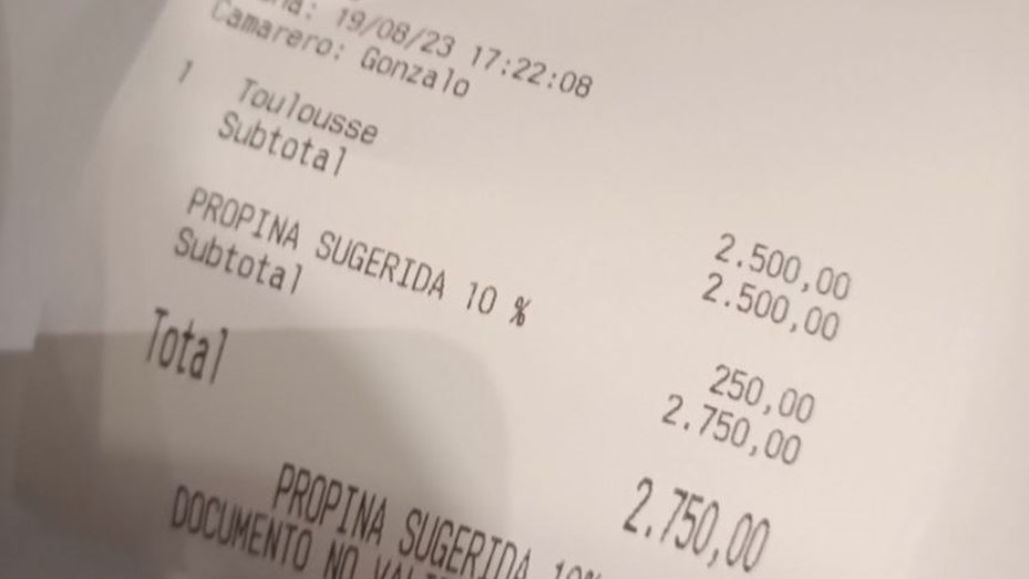 Restaurante facturó la propina y estalló la polémica en redes sociales