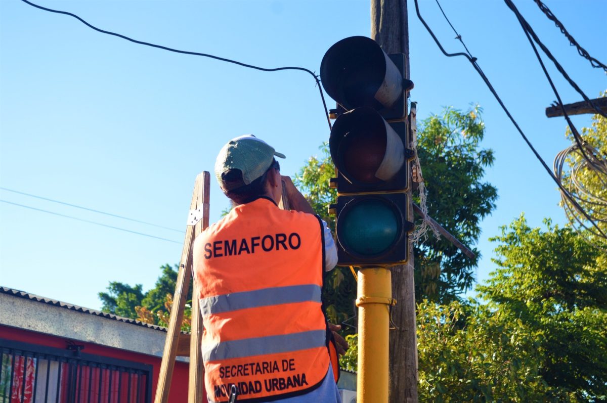 Realizan cambios en el semáforo sobre las avenidas Cabred y Uruguay para mejorar la circulación vehicular