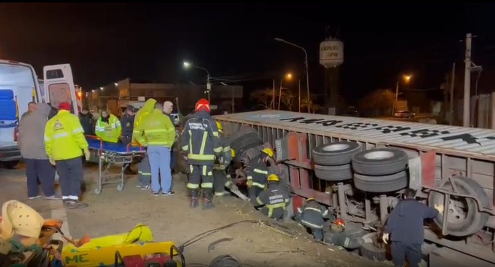 Un camión volcó sobre un auto en la Panamericana y hay dos muertos, entre ellos una nena de 9 años
