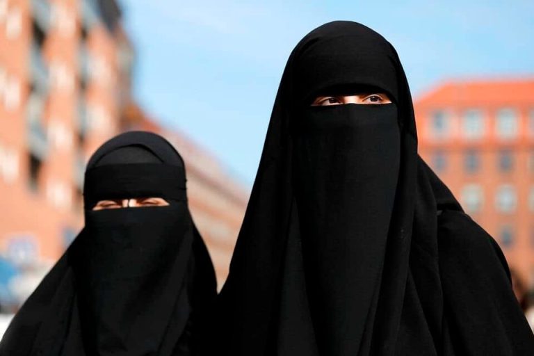 Francia prohíbe el uso de  túnicas islámicas en los colegios