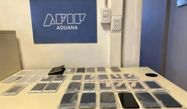 Un hombre fue detenido tras intentar ingresar al país con 26 celulares en el paso fronterizo de Posadas-Encarnación