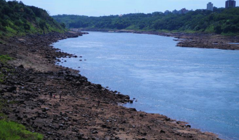 Buscan en Iguazú a joven pescador que desapareció en las aguas del río Paraná