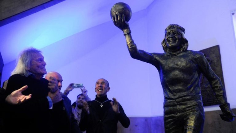 Boca presentó la estatua en homenaje a Hugo Gatti