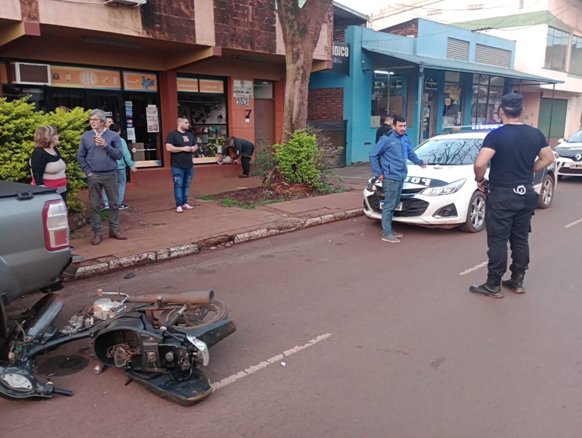 Montecarlo: motociclista fue hospitalizado tras chocar contra una camioneta estacionada