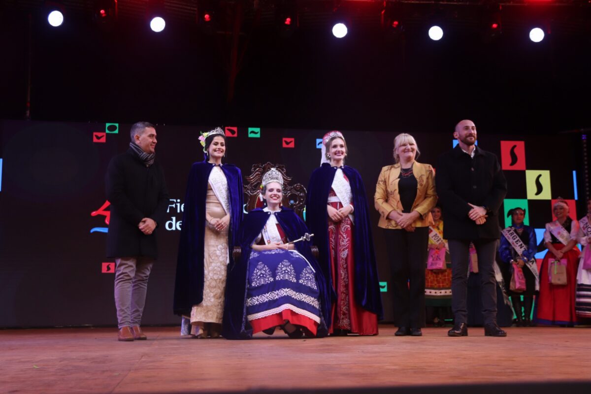 La Fiesta Nacional del Inmigrante coronó a su nueva reina 1 2 - La Fiesta Nacional del Inmigrante Corono a su nueva reina 2 - 1