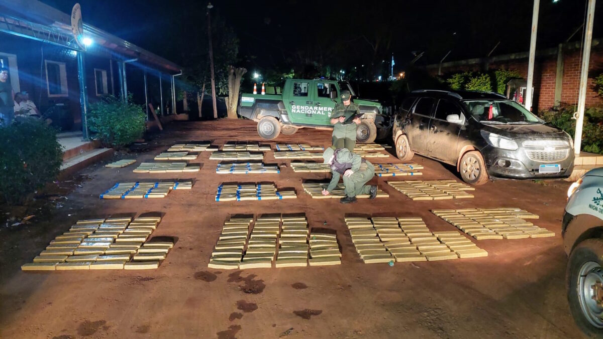 abandonaron la camioneta con mas de 629 kilos de marihuana en su interior 1 - 3