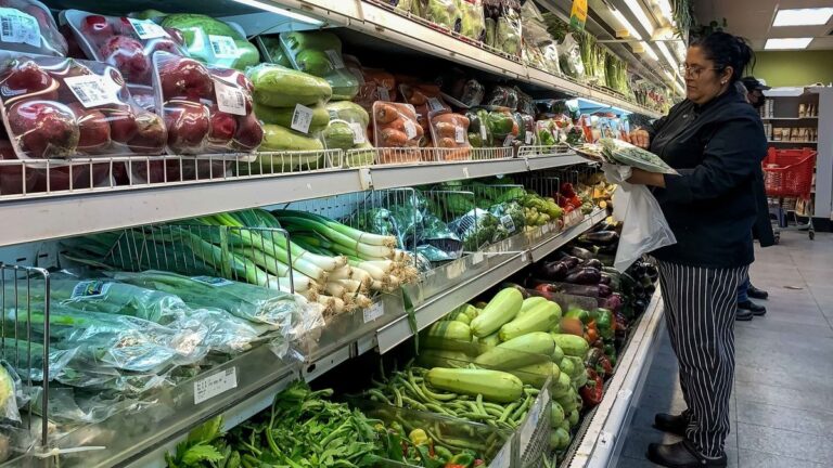 Alimentos y bebidas siguen presionando a la inflación, que llegaría al 30% en diciembre