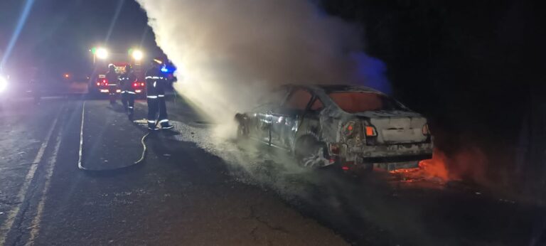 Se incendió un auto por desperfectos eléctricos en Aristóbulo del Valle