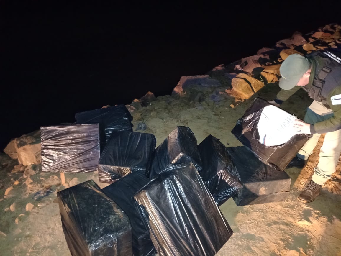 Fueron sorprendidos descargando cajas de cigarrillos ilegales en Puerto Piray