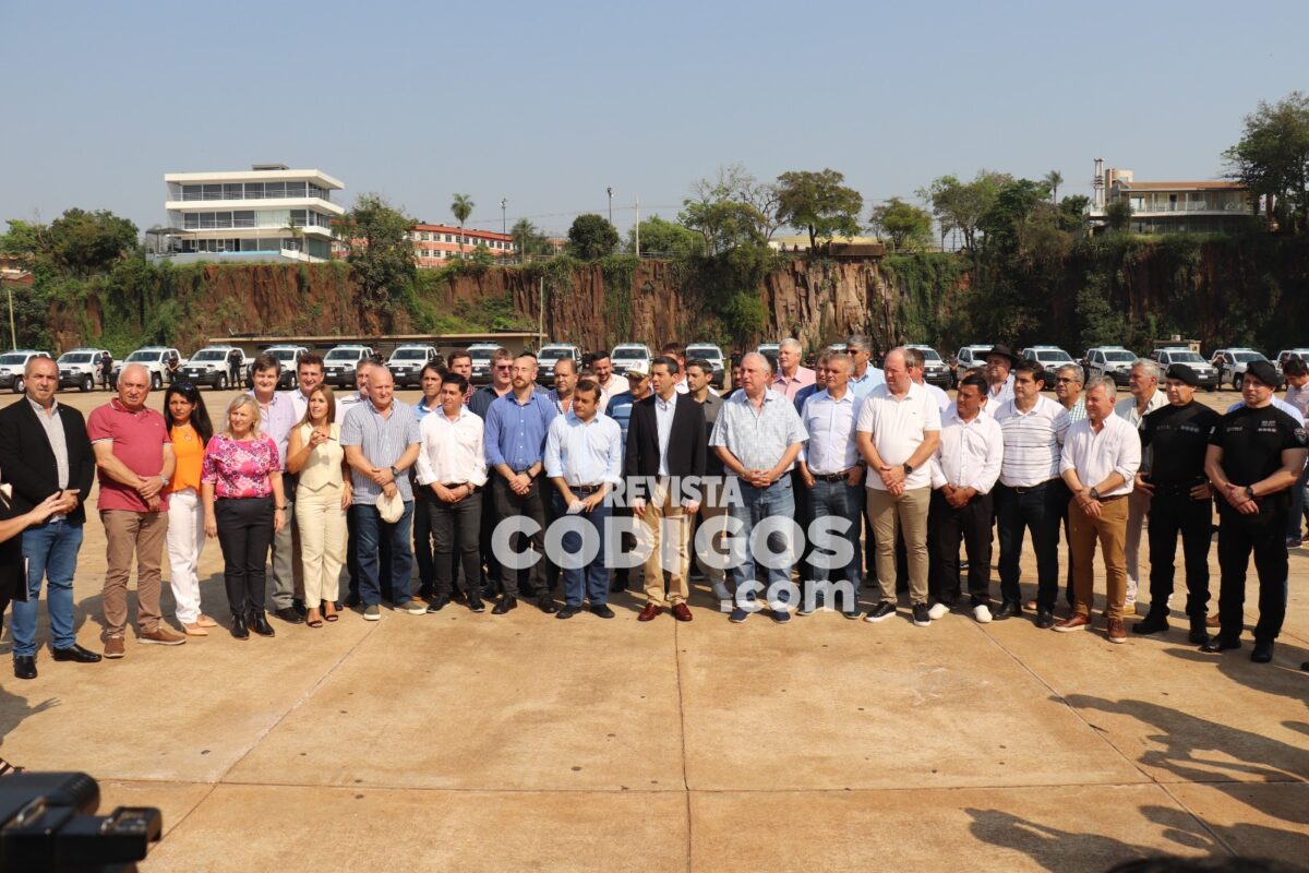 Con una millonaria inversión, el Gobierno provincial entregó 60 camionetas policiales a 23 municipios 48 95 - entrega de movles 2 1 - 94