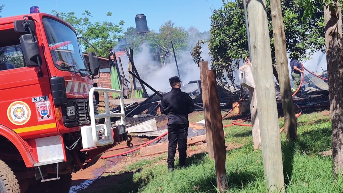 Incendio consumió por completo una vivienda en El Soberbio 1 2 - incendio El Soberbio 1 - 1