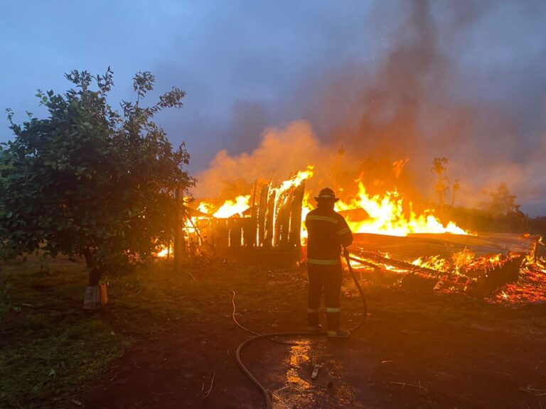 Incendio consumió por completo una fábrica de bolsas de lonas en Oberá
