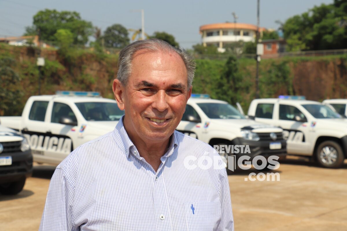 Con una millonaria inversión, el Gobierno provincial entregó 60 camionetas policiales a 23 municipios 46 91 - intendentes en entrega de moviles policiales 11 1 - 90