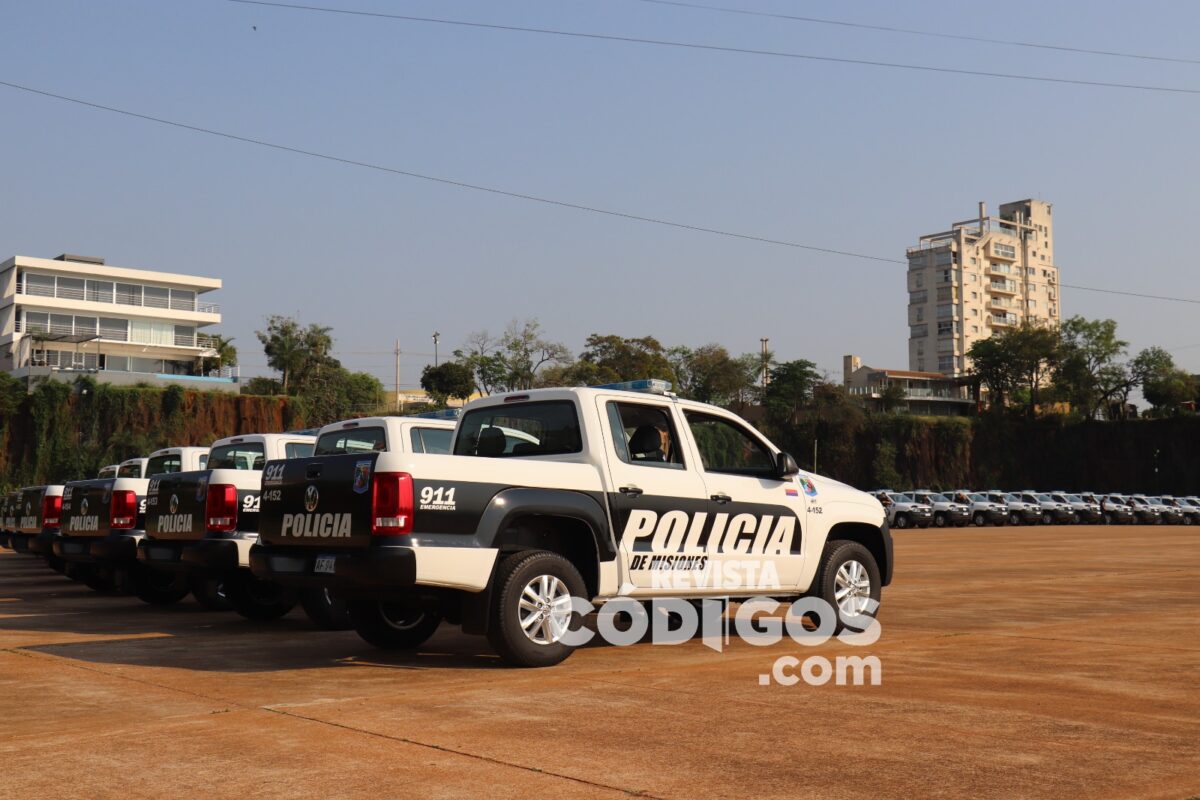 Con una millonaria inversión, el Gobierno provincial entregó 60 camionetas policiales a 23 municipios 47 93 - intendentes en entrega de moviles policiales 12 1 - 92
