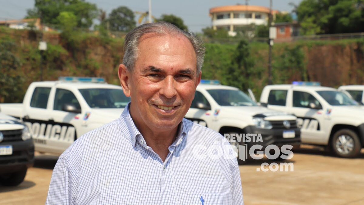 Con una millonaria inversión, el Gobierno provincial entregó 60 camionetas policiales a 23 municipios 49 97 - leonardo stelatto intendente pos - 96