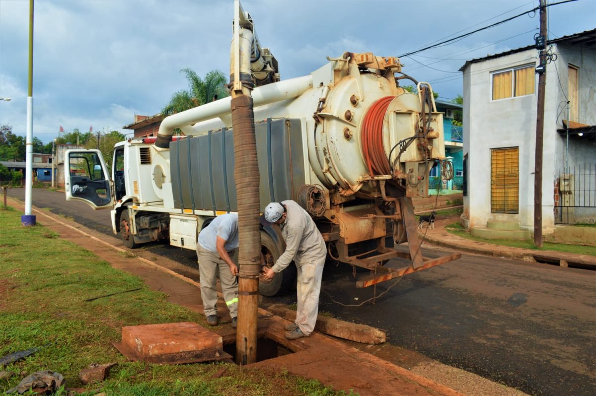 Refuerzan las tareas de desobstrucción de drenajes y remoción de árboles caídos en Posadas