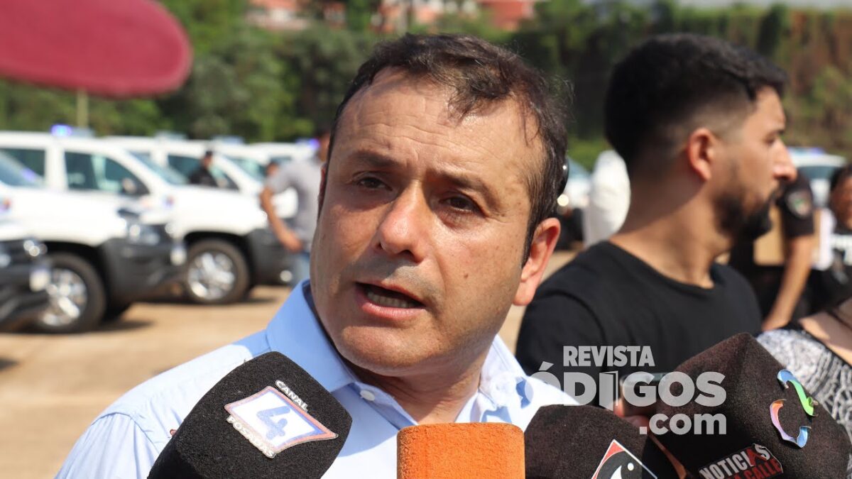 Con una millonaria inversión, el Gobierno provincial entregó 60 camionetas policiales a 23 municipios 50 99 - oscar herrera ahuad gobernador - 98