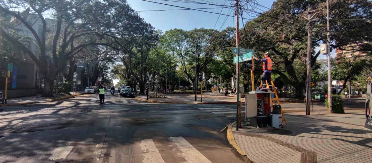 Renuevan semáforos en el microcentro posadeño