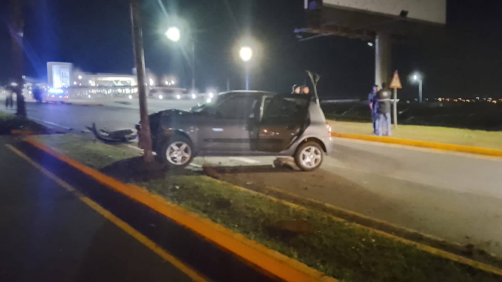 Vehículo despistó tras que su conductor quede dormido en el Acceso Oeste de Posadas