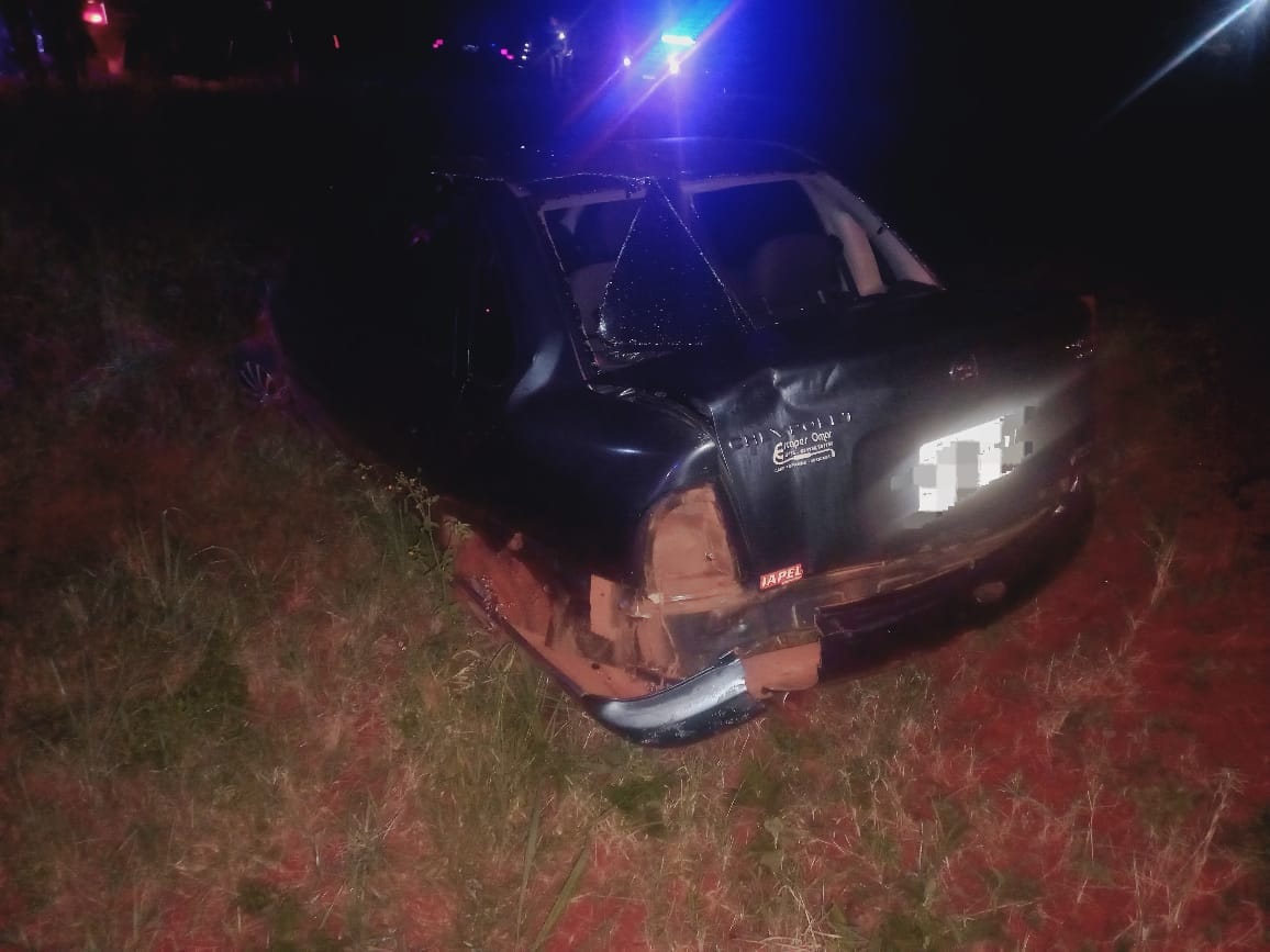 Conductor se quedó dormido al volante y chocó contra un vehículo y la vidriera de un local