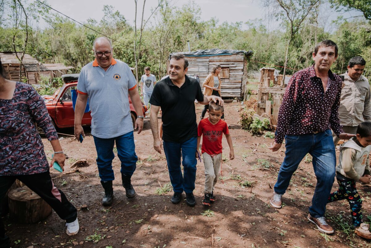 El Gobernador y el Ministro de Desarrollo Social, asistieron a familias afectadas por el temporal en varias localidades