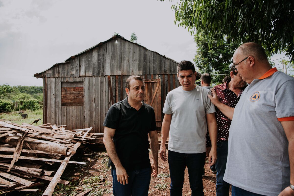 El Gobernador y el Ministro de Desarrollo Social, asistieron a familias afectadas por el temporal en varias localidades