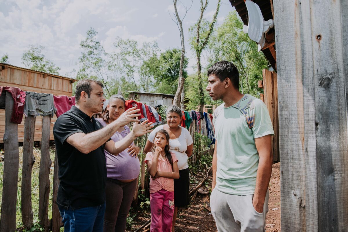 El Gobernador y el Ministro de Desarrollo Social, asistieron a familias afectadas por el temporal en varias localidades