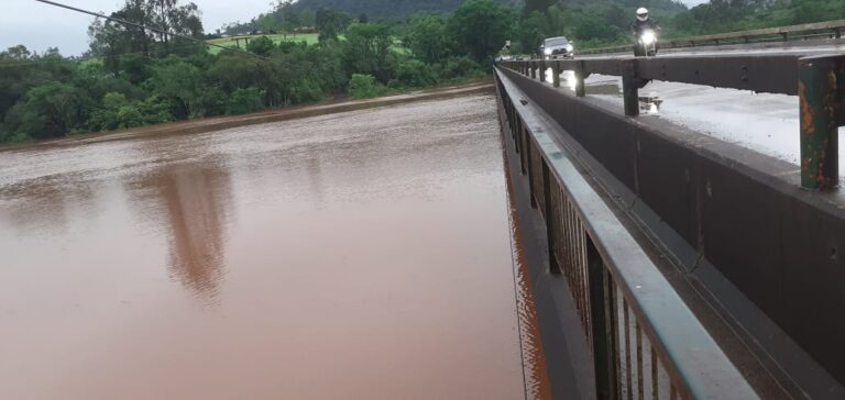 Vialidad monitorea el nivel del arroyo El Soberbio en la ruta 2