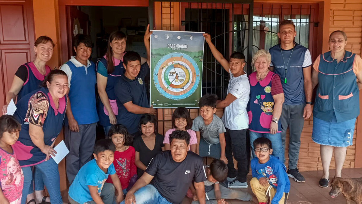 Entrega calendario agrícola en Takuapi