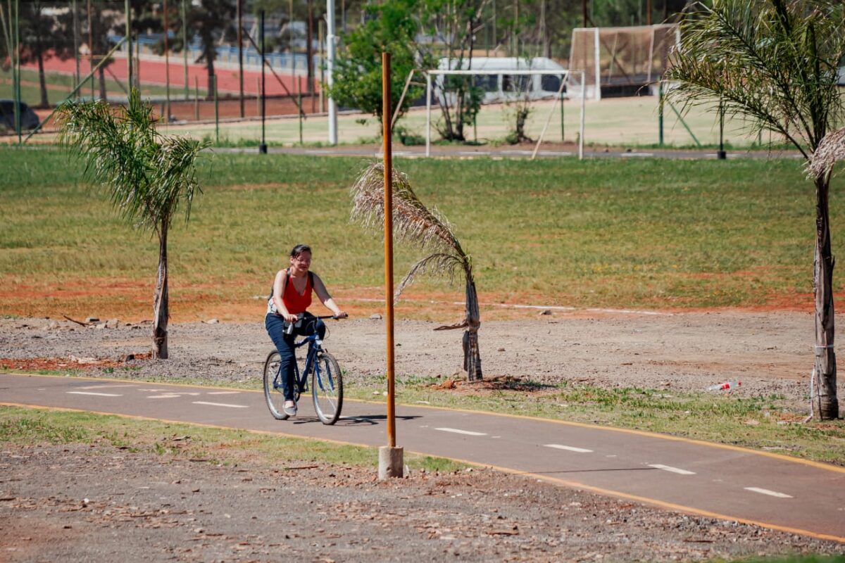 Unas de 400 personas pasearon en bicicleta por el Parque de la Ciudad