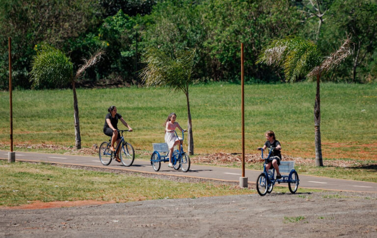 Unas de 400 personas pasearon en bicicleta por el Parque de la Ciudad