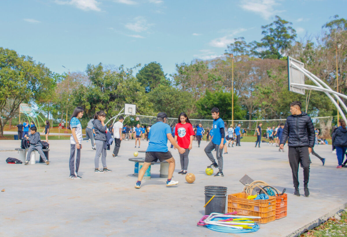 Estudiantes posadeños disfrutaron de una jornada de educación física en el Parque de la Ciudad