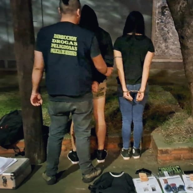 Detuvieron a una narco-pareja que intentó vender dosis de estupefacientes en una plaza posadeña
