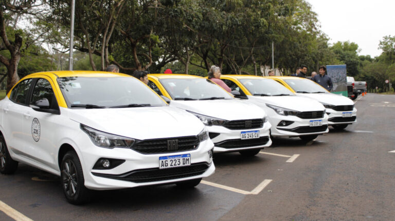 Entregaron seis nuevos autos en Posadas en el marco del "Ahora Taxi"