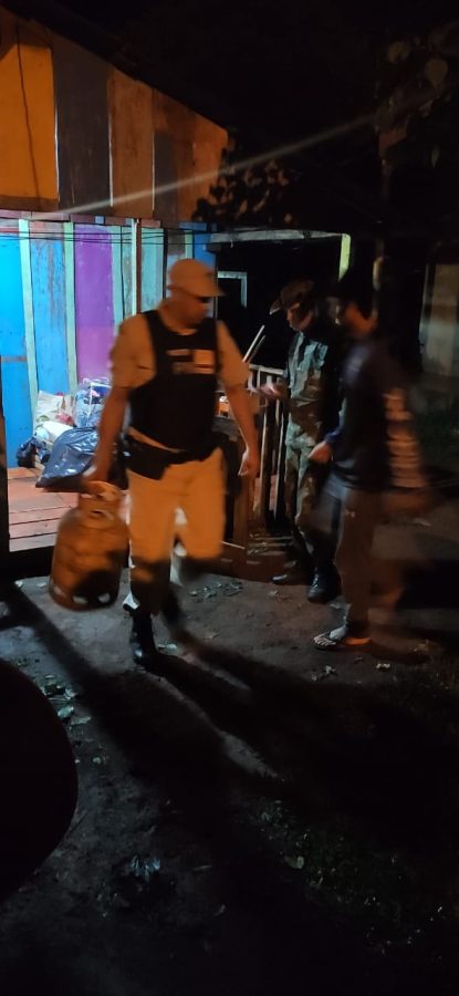 Prefectura colabora con la comunidad misionera afectada por la crecida del río Uruguay 2 4 - IMG 20231018 WA0067 - 3