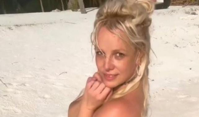 Britney Spears publicó en Instagram una foto totalmente desnuda en la playa