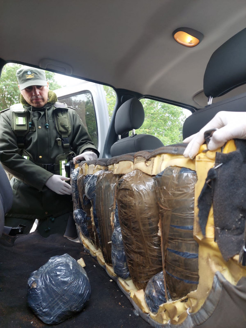 Incautaron 10 kilos de marihuana ocultos en el asiento de una camioneta en Fachinal
