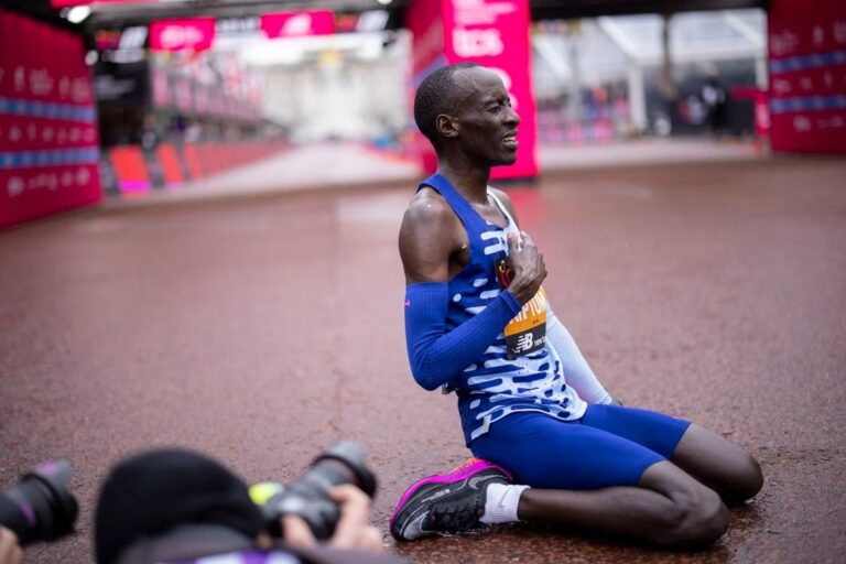 El Keniano Kelvin Kiptum pulverizó el récord mundial masculino de maratón en Chicago