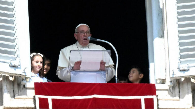 El papa Francisco pidió durante el Ángelus que "cesen los ataques" en Israel
