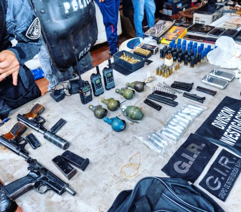 Policías desarticularon un búnker con armas de guerra, drogas y objetos robados en Posadas